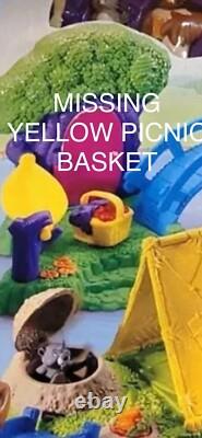 Winnie l'Ourson Ensemble de jeu du bois de 100 acres et lot de figurines Camping Fisher Price ? LIRE