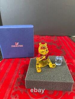 Winnie l'Ourson avec Pot de Miel Figurine en Cristal Swarovski Colorisé 1142889