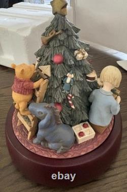 Winnie l’ourson décorant le sapin – Centre de table musical Michael and Company – Neuf dans sa boîte d’origine (MIB) – n° 1025